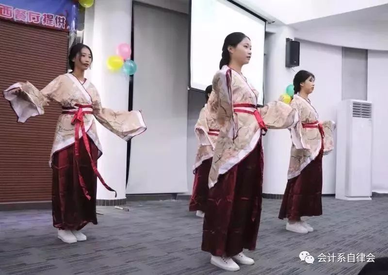 九游体育官网-白大褂下跳动着仁心侠骨